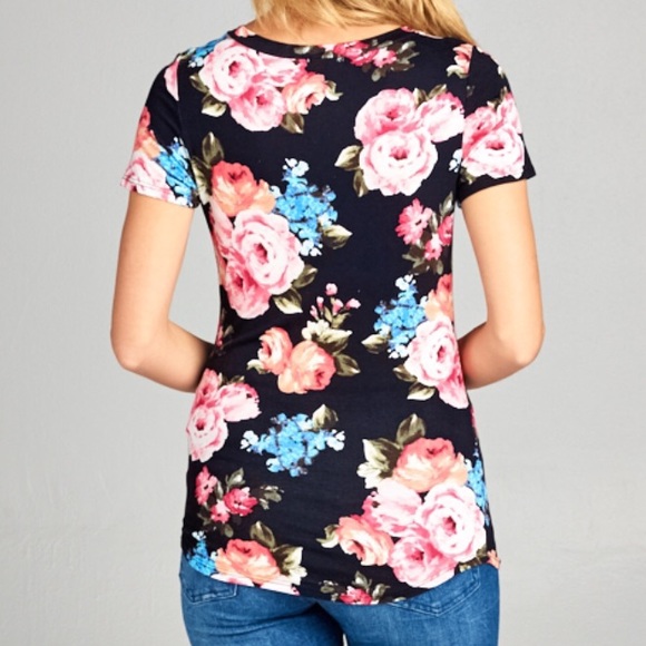 🌟SALE🌟Floral Top - Picture 2 of 7